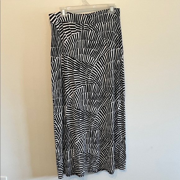 Boden Dresses & Skirts - Boden Black & White Graphic Print Maxi Skirt
